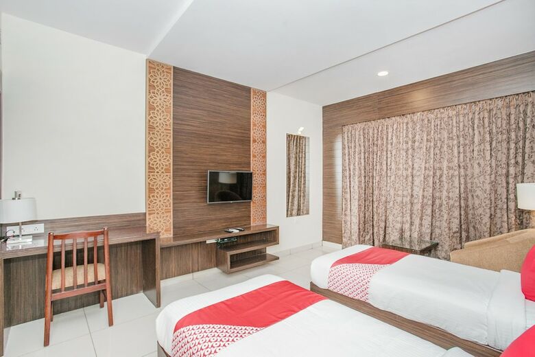Oyo 6593 West Fort Hotel