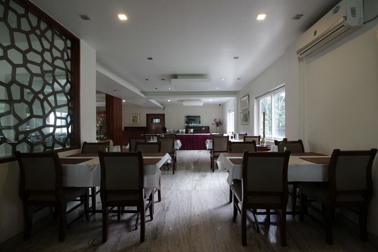 Hotel White Parrot