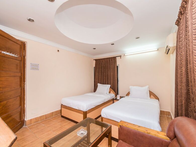 Hotel Oyo 9389 Near Vip Road