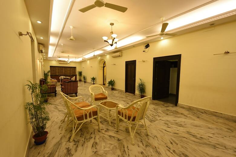 Hotel Oyo 6760 Chowdhury Estate Premium