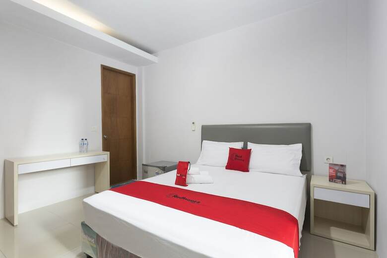 Hotel Reddoorz Plus Near Cilandak Town Square 2