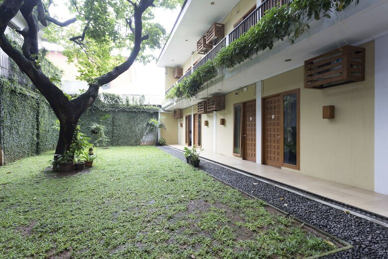 Hotel Reddoorz Plus Near Cilandak Town Square 2
