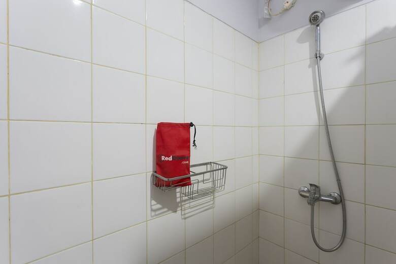 Hotel Reddoorz Plus Near Cilandak Town Square 2
