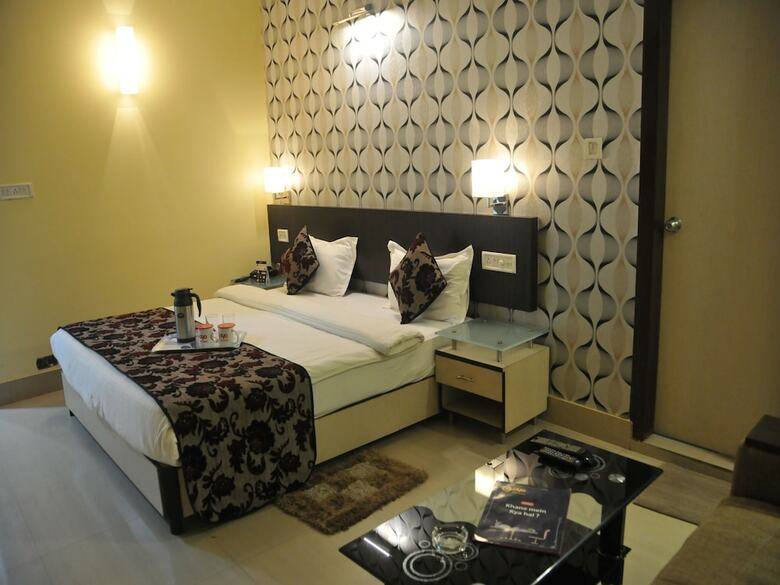 Hotel Oyo 3353 Apartment Royal Residency