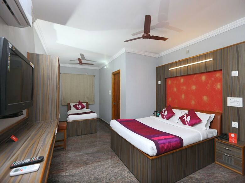 Hotel Oyo 8828 Holidays Dollars Grand