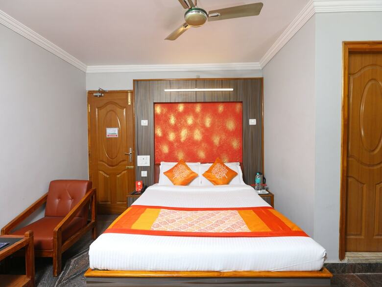 Hotel Oyo 8828 Holidays Dollars Grand