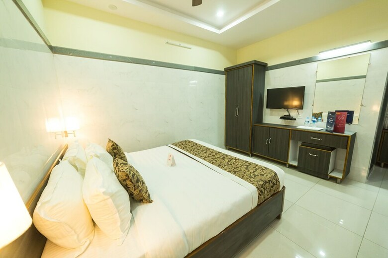 Oyo 9352 Hotel Src Grand