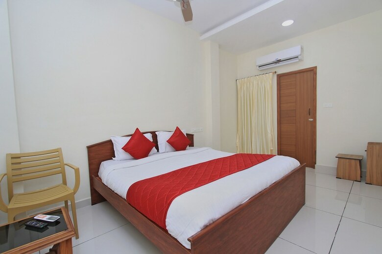 Hotel Oyo 10777 Home Compact 2bhk Goubert Market