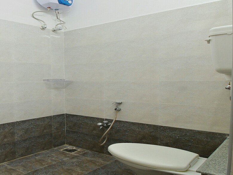 Hotel Oyo 10777 Home Compact 2bhk Goubert Market