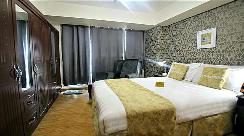 Azure Rio West Wavepool 1br Near Airport