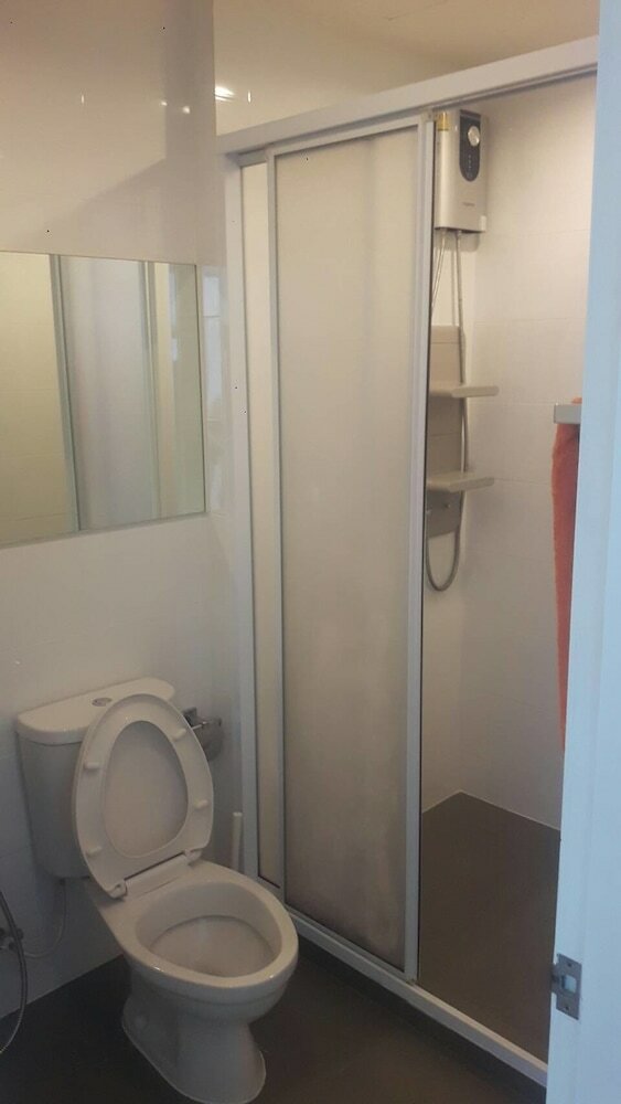 Azure Rio West Wavepool 1br Near Airport