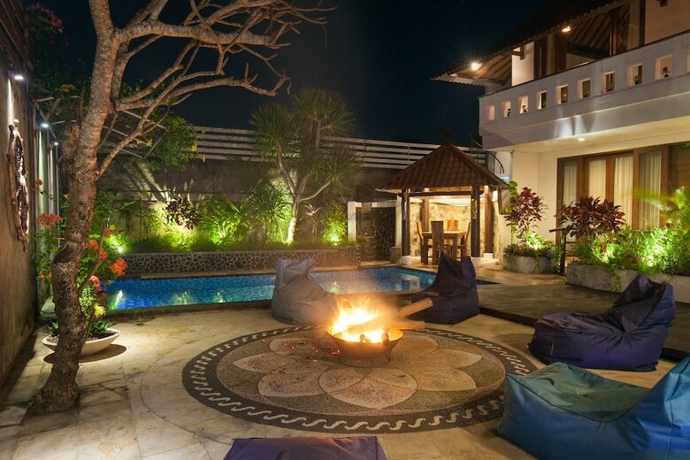 Black Pearl Villa Beachside