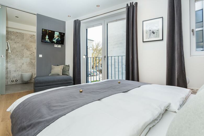 Room 4 Apartments