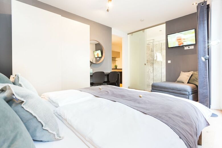 Room 4 Apartments
