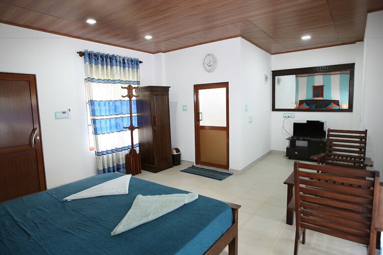 Hotel Nilambara Lake View