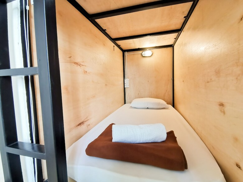 Hostal Dfs Capsule Hotel - Hostel