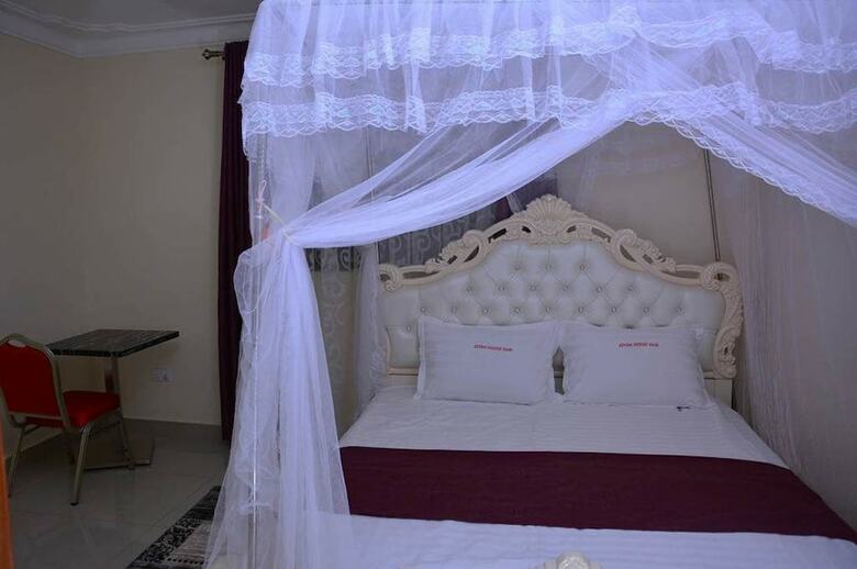 Mak-queen Hotel