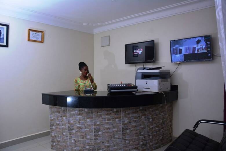 Mak-queen Hotel