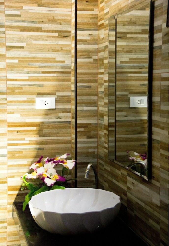 Hotel Raiwin Buri Resort