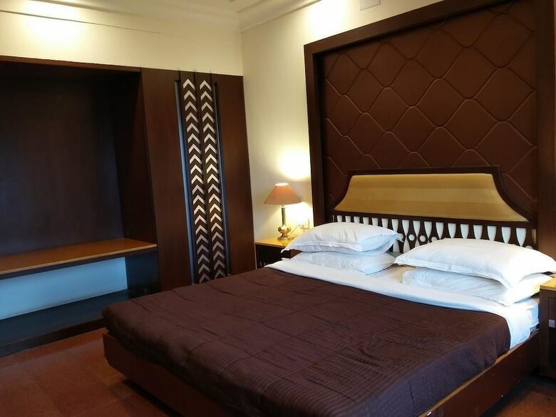 Hotel Hilltop Palace