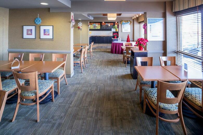 Hotel Quality Inn & Suites P.e. Trudeau Airport