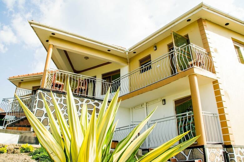 Posada Queen Elizabeth Park View Tourist Lodge