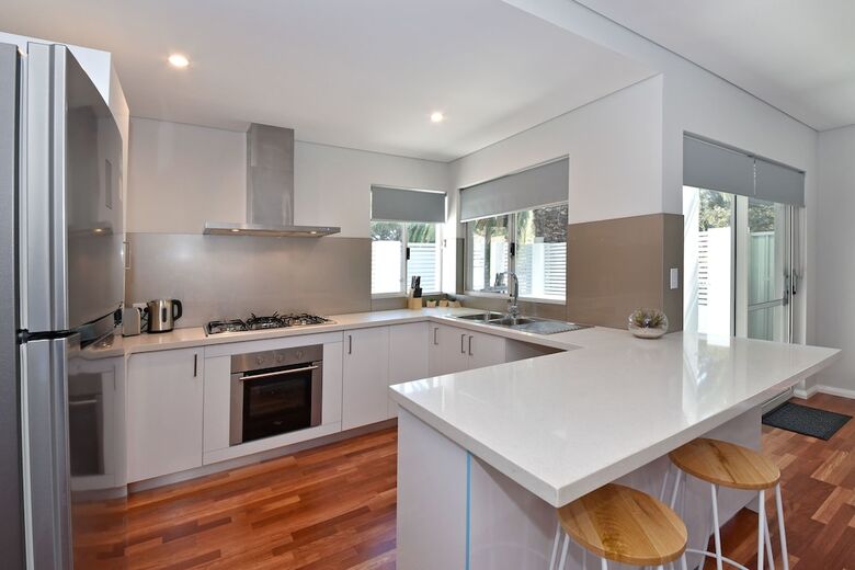 Stylish Apartment Near Perth City 2210
