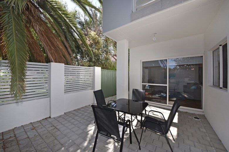 Stylish Apartment Near Perth City 2210