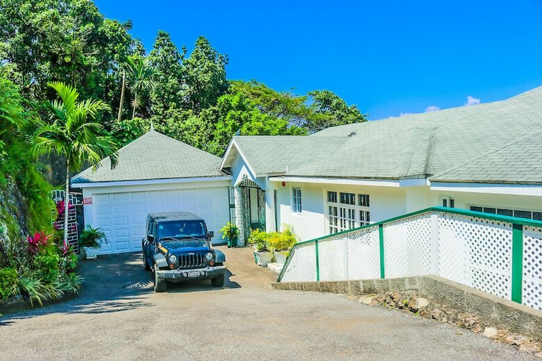Villa Pink Rock Bed & Breakfast