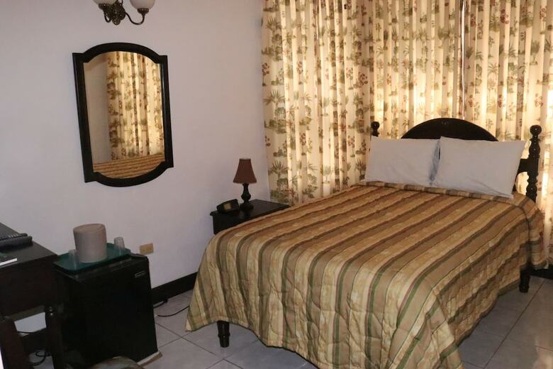 Villa Pink Rock Bed & Breakfast