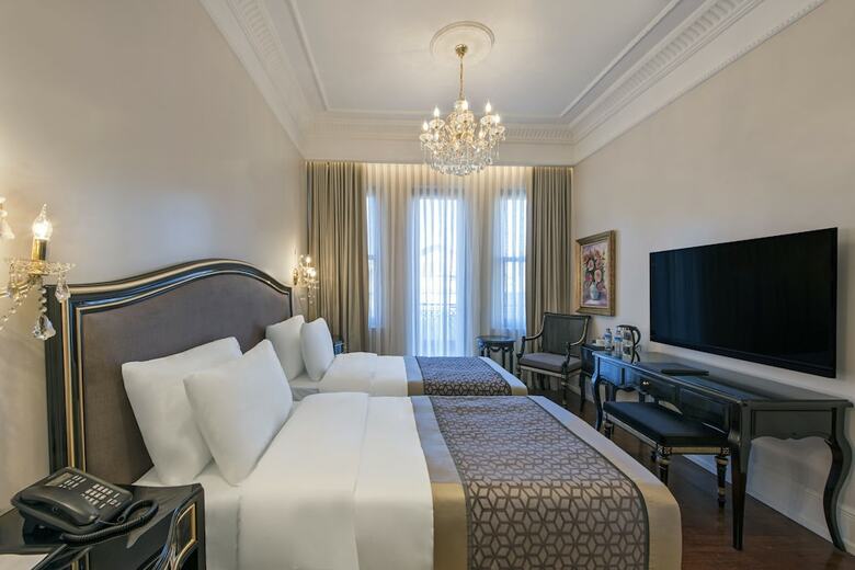 1890 Suites Hotel