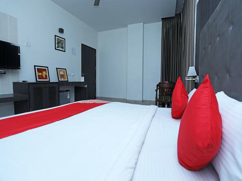 Hotel Oyo 5192 Laj Regency
