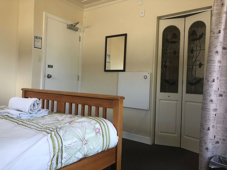 Hostal Almond House Hostel
