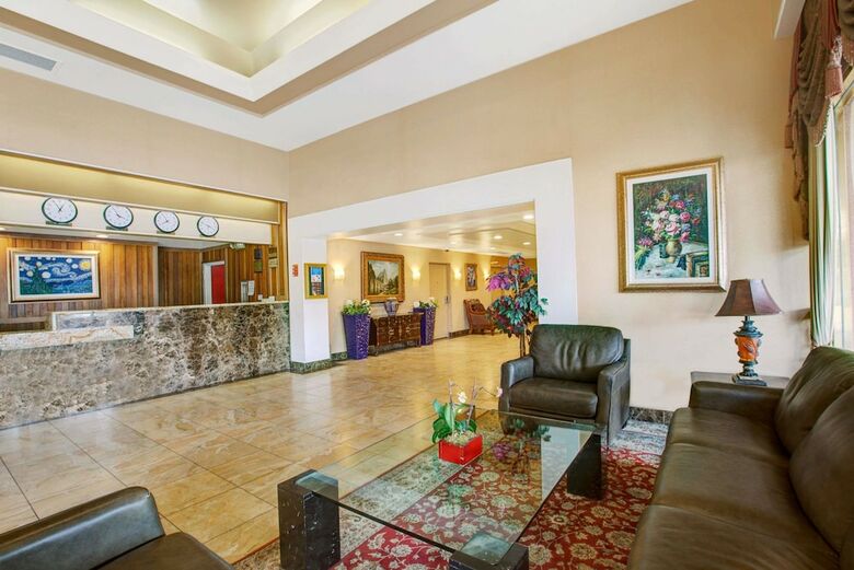 Hotel Ramada By Wyndham Hawthorne Lax / La Stadium