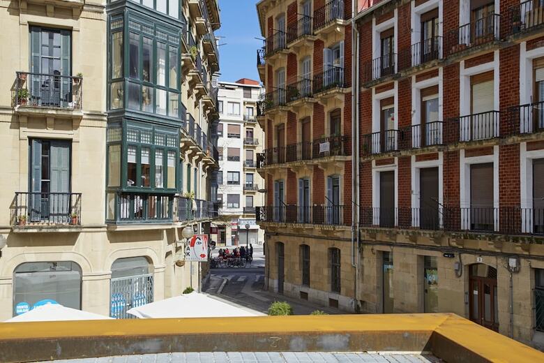 Easo Plaza Apartment By Feelfree Rentals