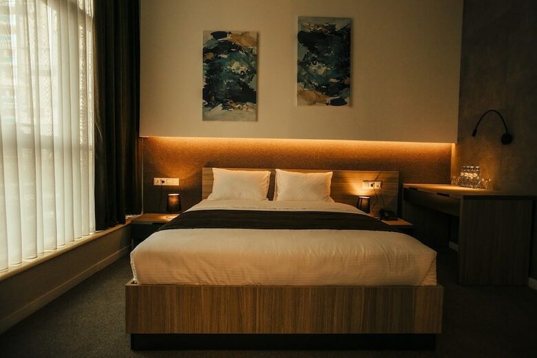 Hotel West