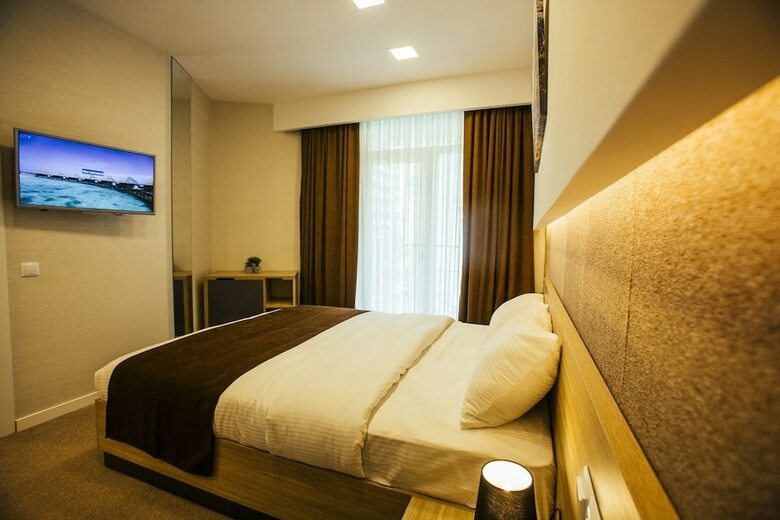 Hotel West