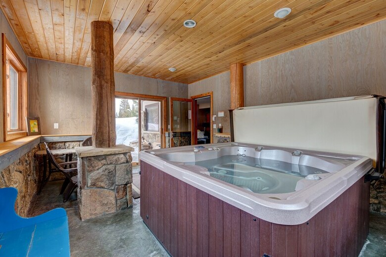 400 Whispering Pines Circle (private Home With Hot Tub)