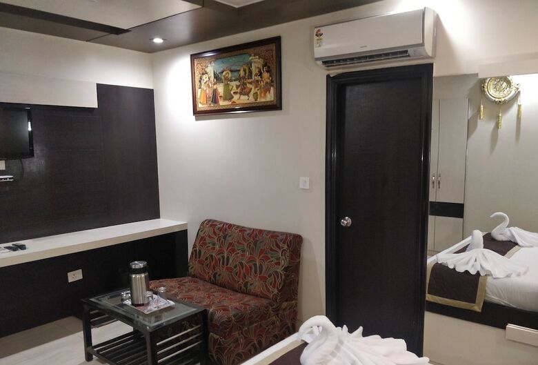 Hotel Jinendra Palace