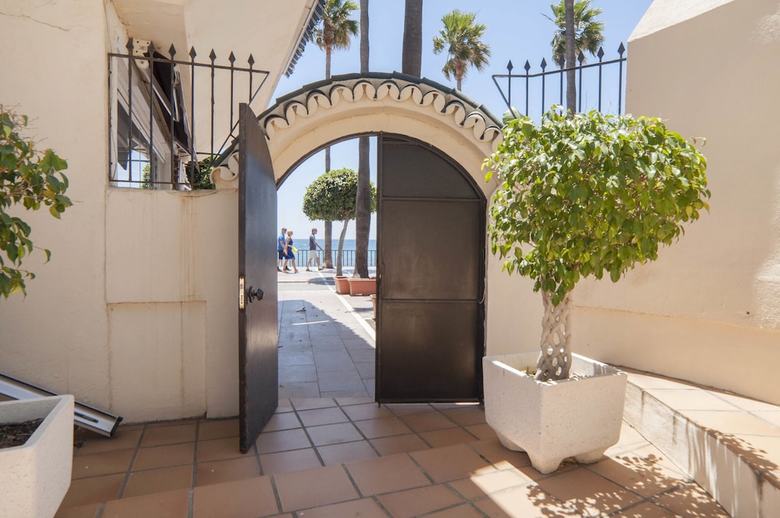 Eden Roc Beachfront Apartments