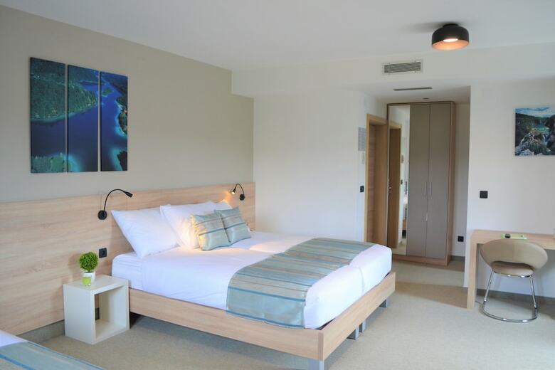 16 Lakes Hotel