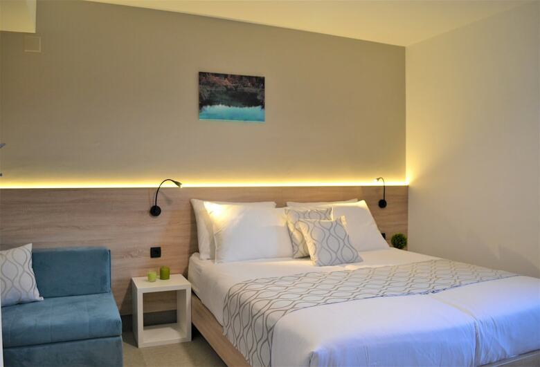 16 Lakes Hotel