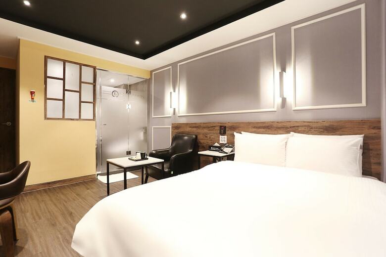 Louis Hotel