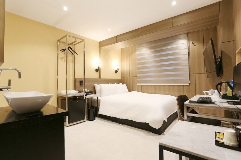 Louis Hotel