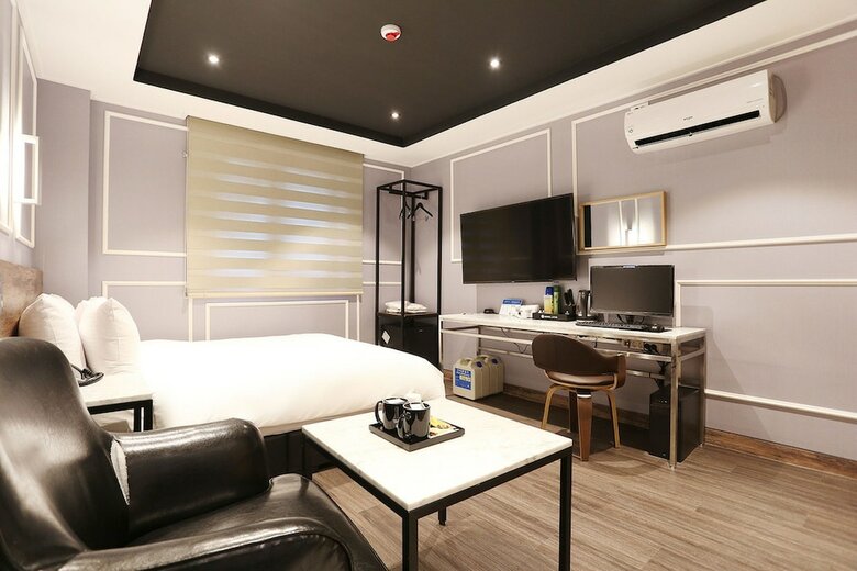 Louis Hotel