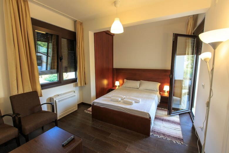 Aparthotel Apart-hotel Kuce Lekovica Restaurant & Beach