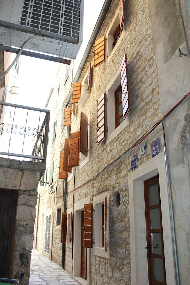 Hotel Old Theatre Rooms And Apartments