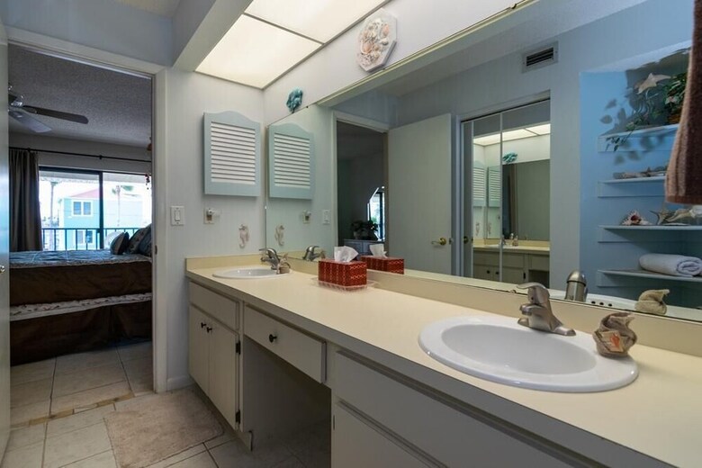 Bridgeport Condo 211
