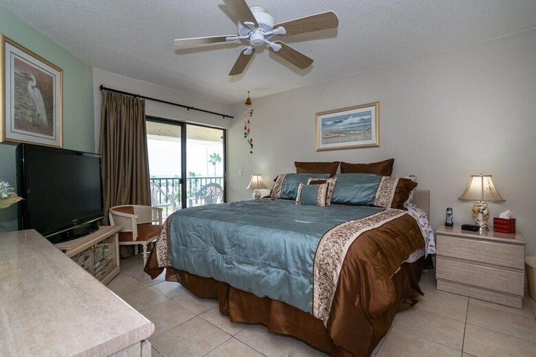 Bridgeport Condo 211