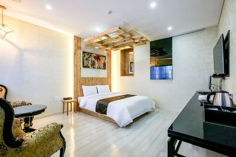 Cygnus Hotel